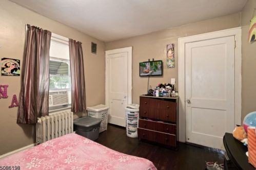 706 Drake Ave, Roselle NJ  07203-2218 exterior