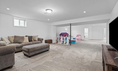 1350 Sandstone Dr, Mc Donald PA  15057-2592 exterior