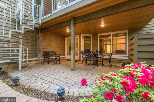 11410 Hollow Timber Ct, Herndon VA  20194-1980 exterior