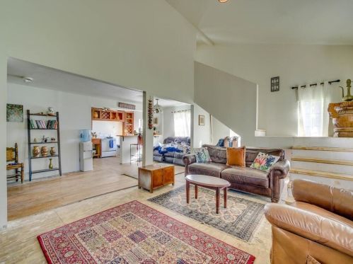 146 Crooked Hollow Rd, Webberville, TX 78621-5590