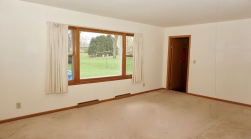 1347 Roberta Ave, Waukesha, WI 53186-6817