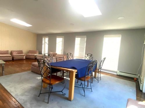 258 Steamboat Rd, Great Neck NY  11024-1634 exterior