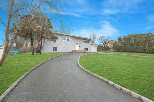 9 Brookwood Dr, Wheatley Heights NY  11798-1005 exterior