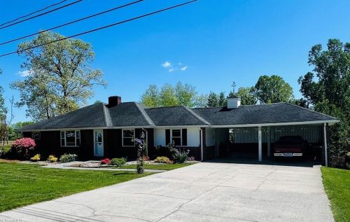 127 Pineview Dr, Mount Airy NC 27030-5145 exterior