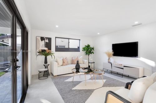 8300 166th Ter, Hialeah FL  33016-3444 exterior