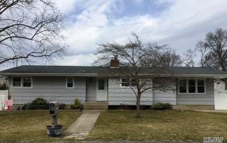 395 Blossom St, Holbrook, NY 11741-2905