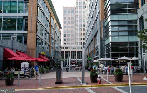 1875 Crescent Park Dr, Herndon VA 20190-3279 exterior