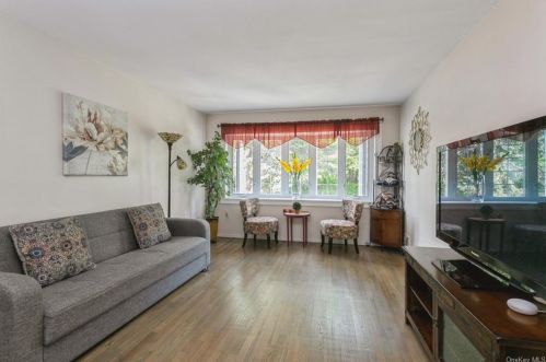 3220 Watt Ave, Bronx, NY 10465-1024