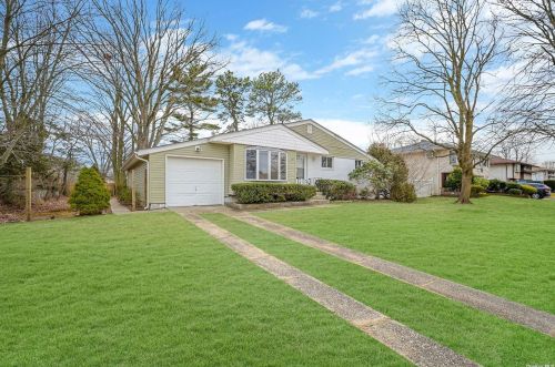 218 New York Ave, Bayshore, NY 11706-3353