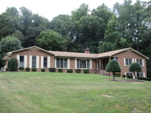 904 Wigwam Dr, Danville, VA 24540-5250
