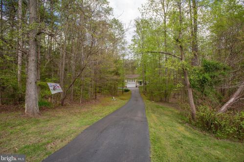 1 Old Banks Dr, Fredericksburg, VA 22406-5435