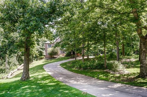 3881 Deerpath Ln, Cincinnati, OH 45248-1343