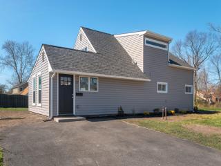 27 Cypress Ln, Levittown, PA 19055-1625