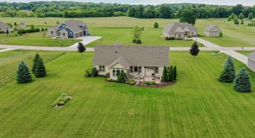 1011 Cheyenne Ct, Hubertus, WI 53033-9555