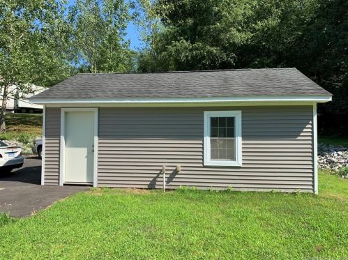 8 Cypress Rd, Uncasville CT  06382-1420 exterior