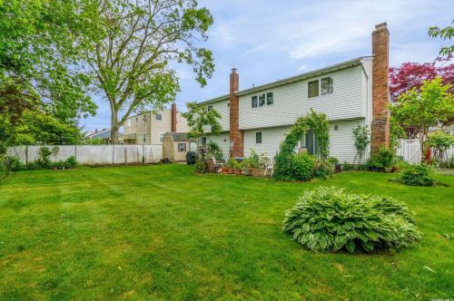 853 Brook St, Babylon, NY 11704-6803