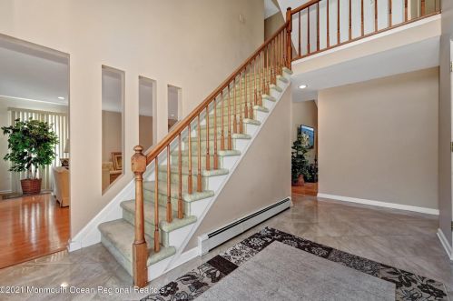 5 Cambridge Ct, Morganville, NJ 07751-9503