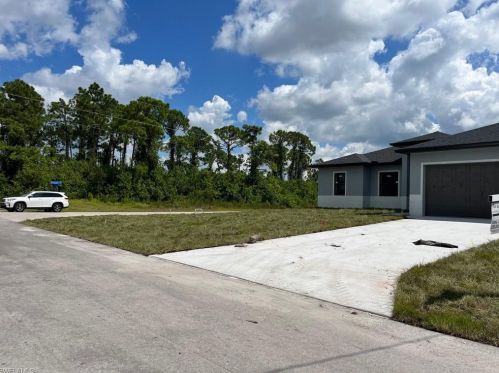 561 Cottonwood Ave, Lehigh Acres, FL 33974-4583