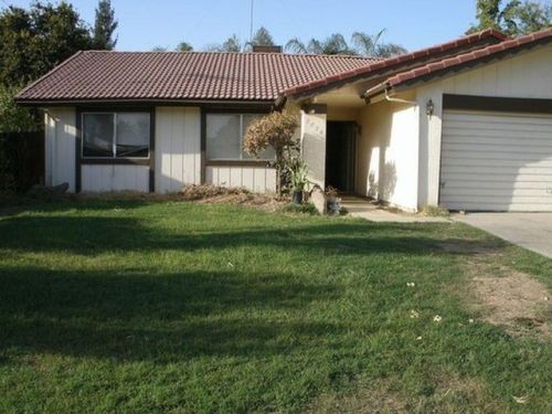 2828 Magnolia Ct, Visalia, CA 93292-3139