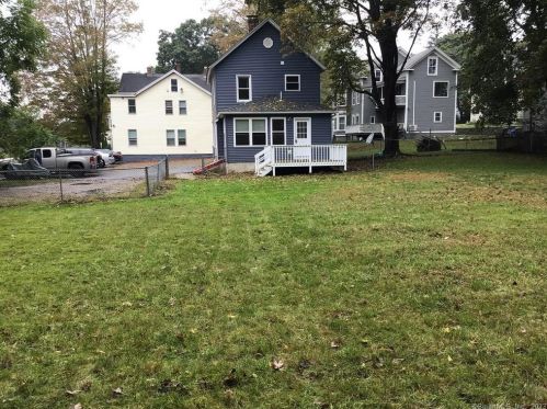 32 Center St, Putnam, CT 06260-2304