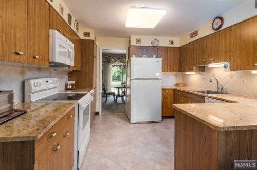 31 Erskine Ct, Mahwah NJ  07430-2014 exterior