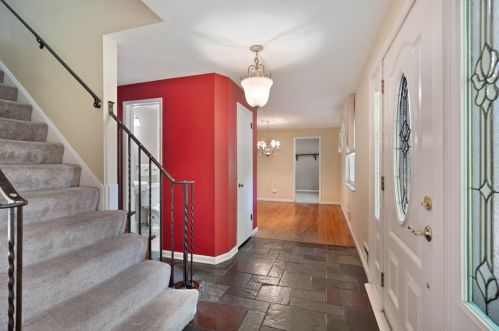 2059 Hampstead Dr, Pittsburgh, PA 15235-5038