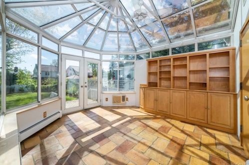 353 Hussey Rd, Mount Vernon NY  10552-2305 exterior