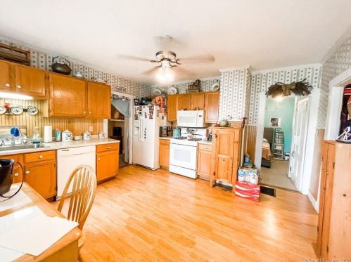 46 Grove St, Putnam CT  06260-2137 exterior