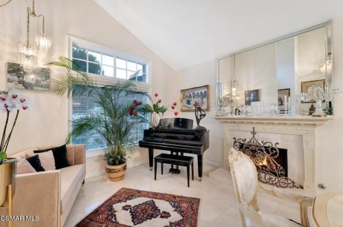 27535 Freetown Ln, Calabasas CA  91301-3560 exterior