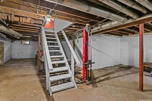 11 Lincoln Ave, Wheatley Heights NY  11798-4201 exterior