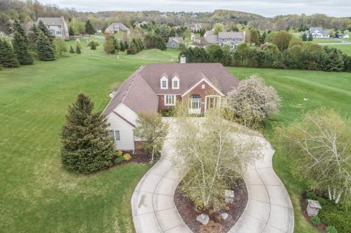1426 Parish Dr, Hubertus, WI 53033-9434