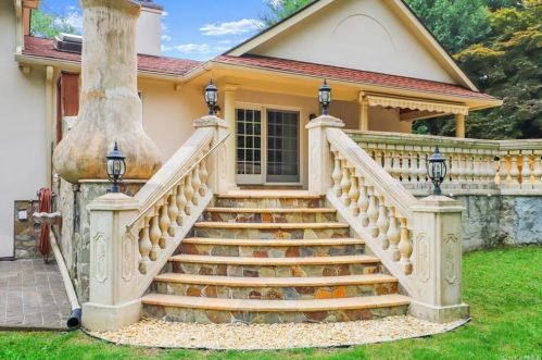 471 Bonnie Ct, Yorktown Hgts NY  10598-2001 exterior