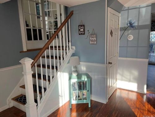 15 Grace Ln, South Setauket, NY 11720-1351