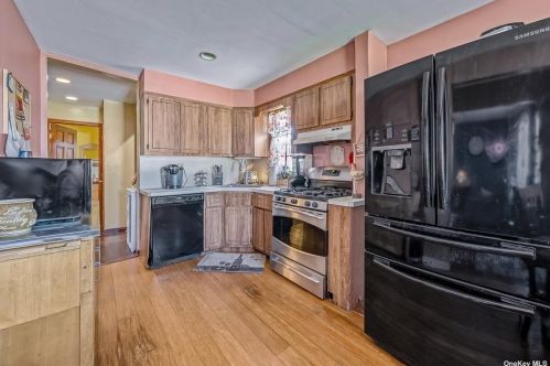 3680 Stokes Ave, Bethpage NY  11714-4132 exterior