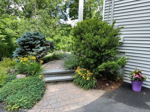 33 Sunset Hill Rd, Brookfield Center CT  06804-3448 exterior