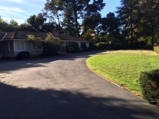 180 Hawthorne Dr, Menlo Park, CA 94027-2118