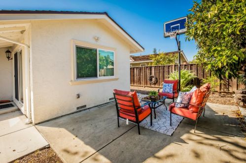 1466 Hollenbeck Ave, Sunnyvale CA  94087-4238 exterior