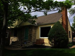4232 Shoreline Dr, Minneapolis, MN 55422-1583