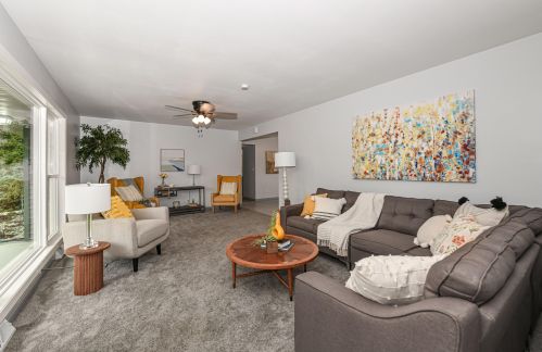 3212 Silver Cedar Rd, Oconomowoc, WI 53066-4727