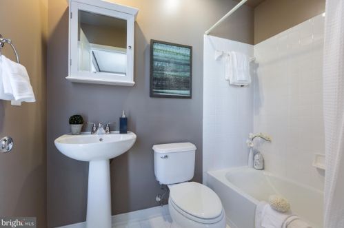 926 4 St, Washington DC 20003-3461 exterior