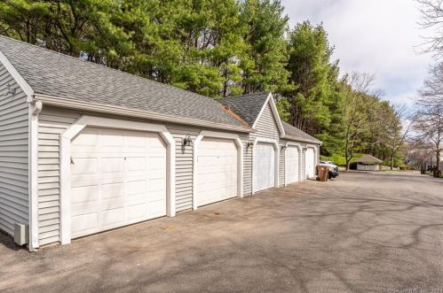 25 Rivendell Dr, Huntington CT  06484-4332 exterior