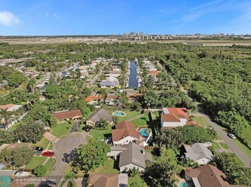 212 2nd Ct, Dania Beach FL  33004-4813 exterior