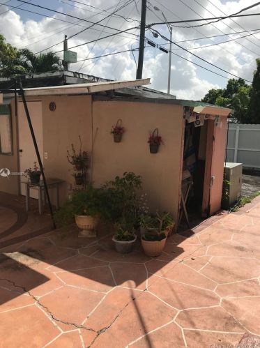 301 17th St, Hialeah, FL 33010-3139