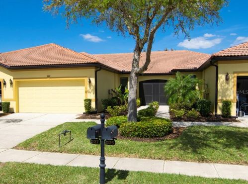 327 Bluewater Falls Ct, Ruskin, FL 33572-3136