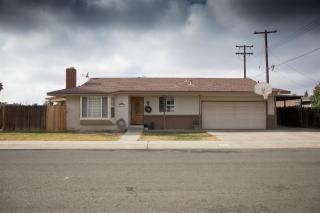 171 Belmont St, Porterville, CA 93257-2701