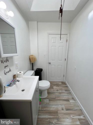 6810 Guyer Ave, Philadelphia PA 19142-2518 exterior