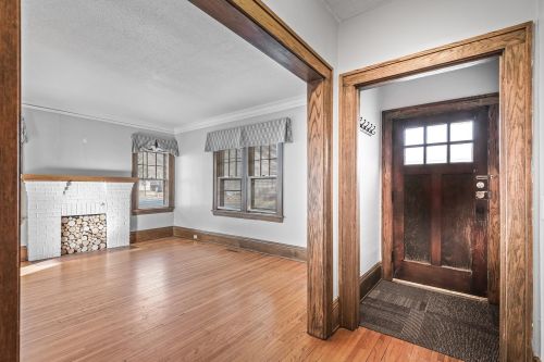 115 Cedar Lake Rd, Minneapolis, MN 55405-1705