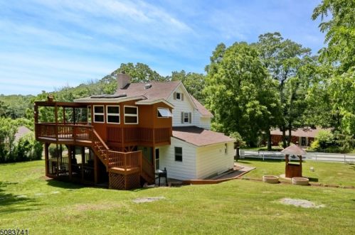 566 Stonetown Rd, Skyline Lakes NJ  07456-1311 exterior