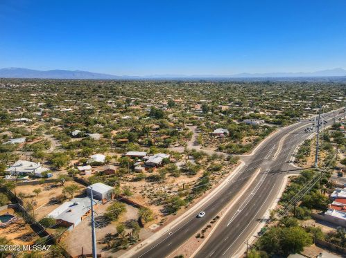 7330 Ln Canada Dr, Tucson AZ 85704-1532 exterior