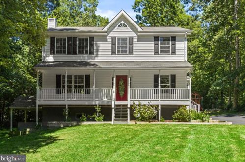 8819 Clinton Dr, Nokesville VA  20181-3205 exterior